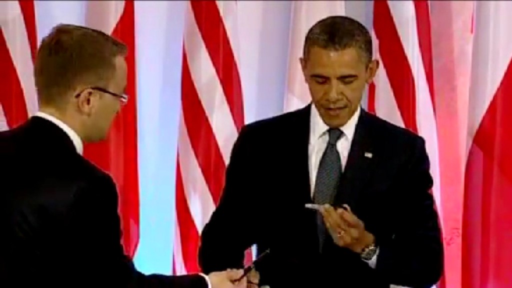 Obama kradne perá, vyťahuje pero z vrecka